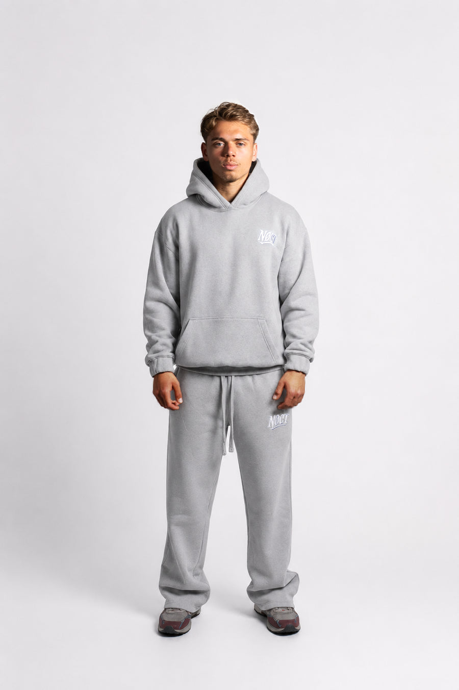 Essential Tracksuit in Hellgrau: Hoodie und weite Sweatpants, Vorderansicht